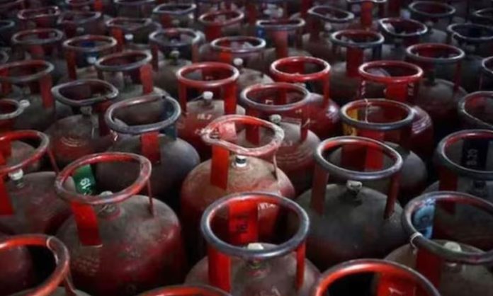 Commercial cylinder Price slashed by rs 91.50