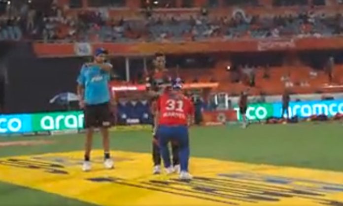 David warner touched bhuvneshwar foots