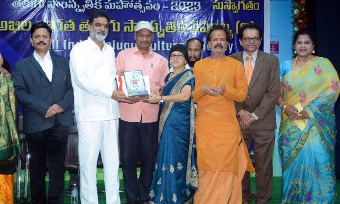 Erra Ramesh received Telangana Ratna Award