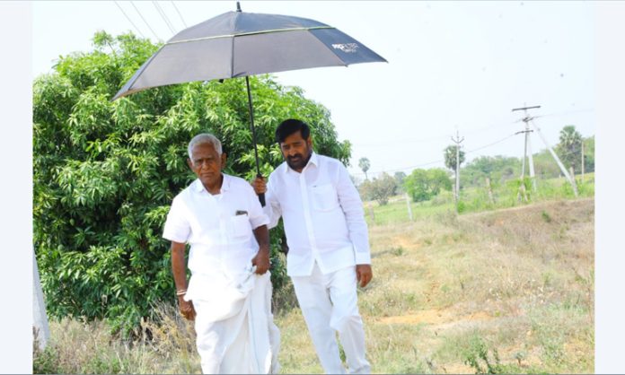 Minister Jagadishwar Reddy who took the umbrella of his father