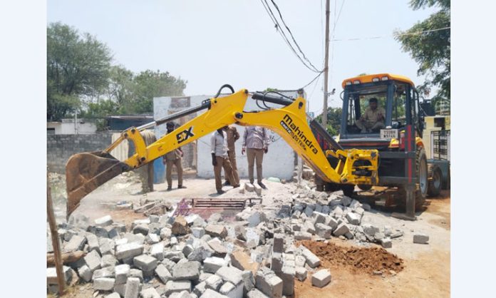 Demolition of illegal structures in Jawahar nagar