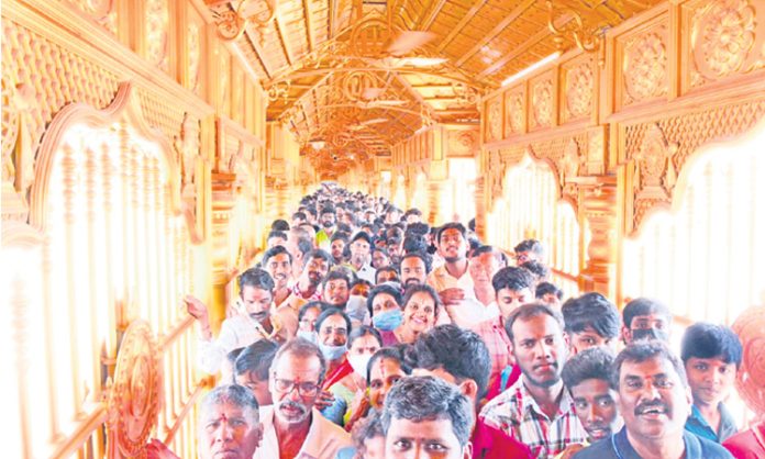 Devotees thronged Yadadri