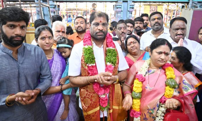 MP Ravichandra visited Balkampet yellamma temple