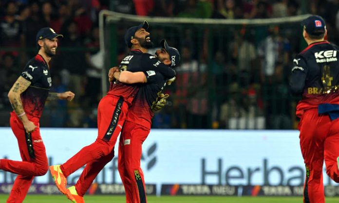 IPL 2023: MI Lost 4 wickets at 48 runs against RCB