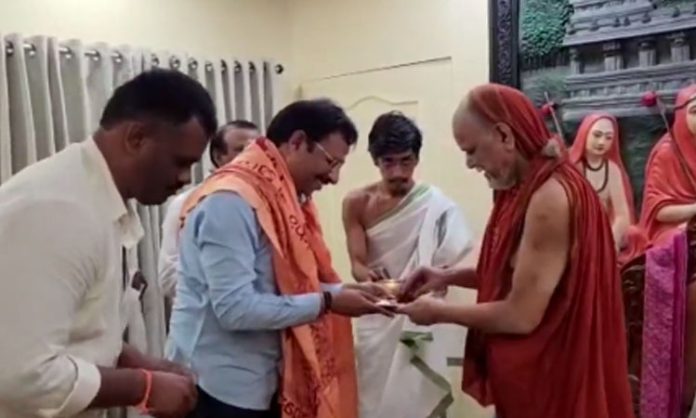 VC Sajjanar visit Vishakha Sharada Peetham