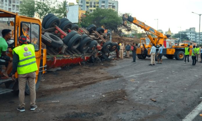 truck hits to bus in Maharashtra