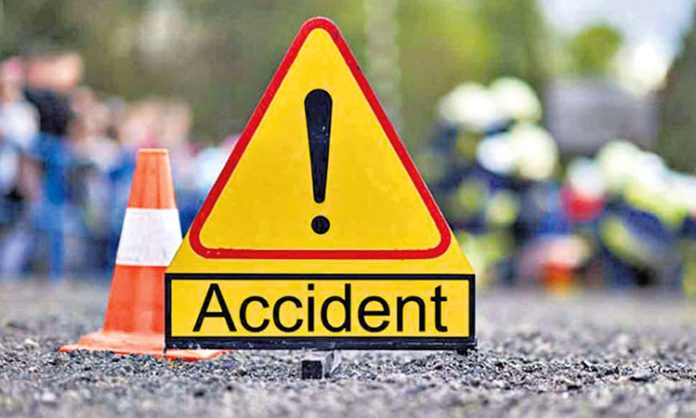 Dhanunjaya's Travels Bus hit 2 Cars in Erragadda