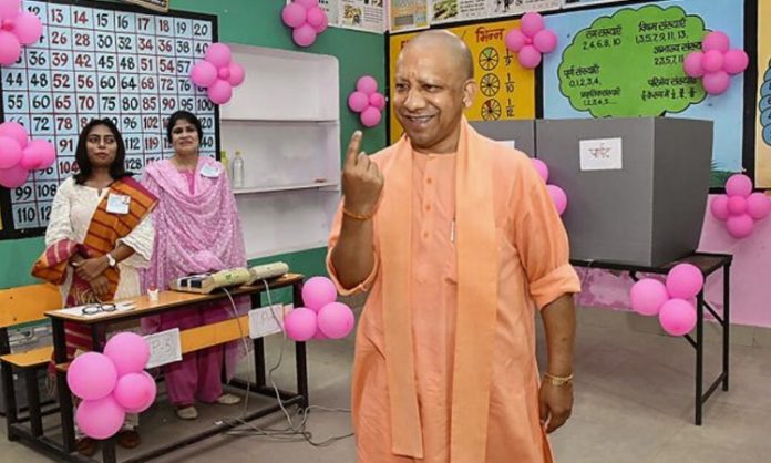 CM Yogi who voted in the UP municipal elections