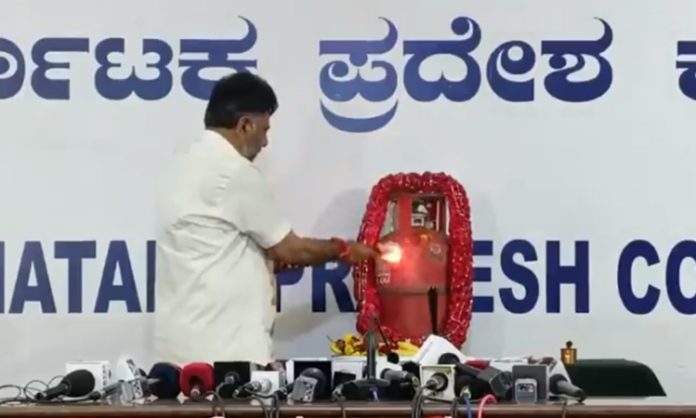 Congress leaders' worship of cooking gas cylinder