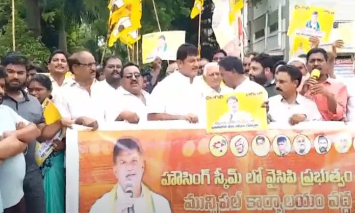 Dharna led by Dhulipalla Narendra in Ponnur