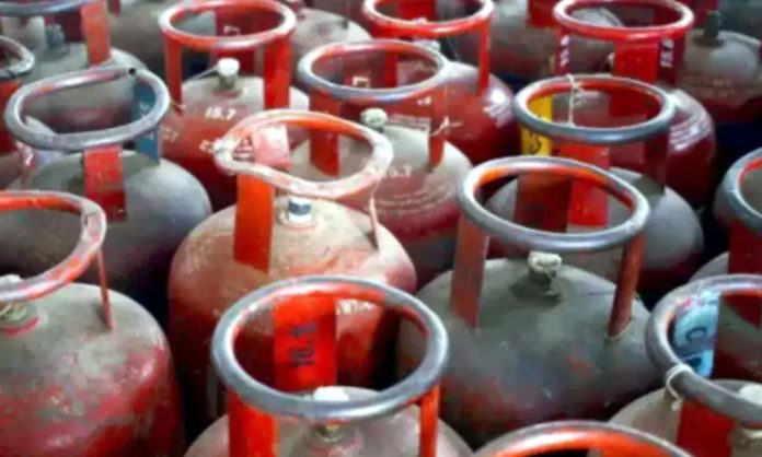 Commercial Gas price decreased by Rs 175