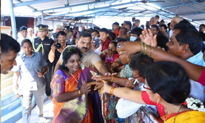 Governor Tamilisai soundararajan visits bhadradri temple