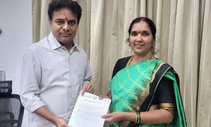 MLA Padma Devender Reddy met Minister KTR