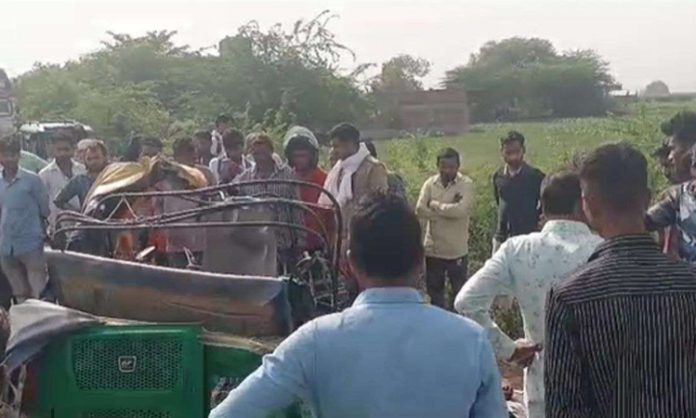 Milk van hits auto in Uttar Pradesh
