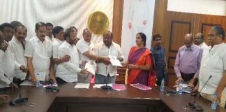 Minister Gangula Kamalakar talks with ration dealers successful