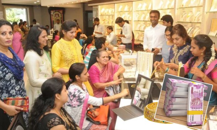Rs 2000 notes buzz at jewelry shop