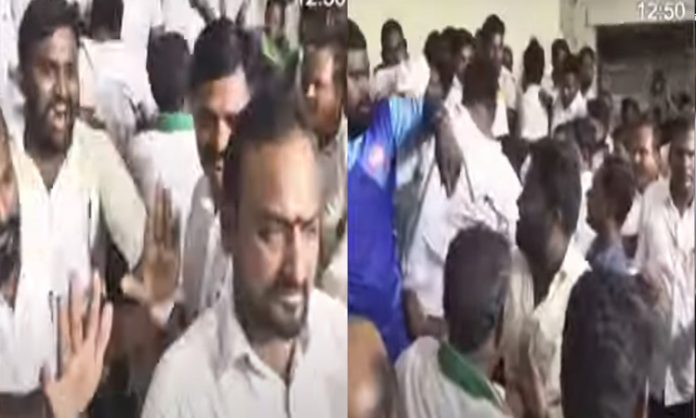 congress workers fight with slippers in Warangal