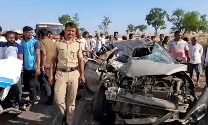4 Ends life after bus hit Car in Maharashtra