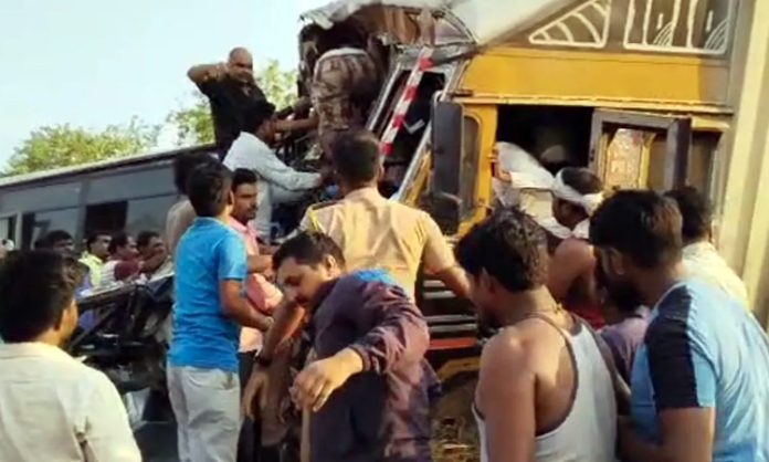  Bus collided with truck on Nagpur-Pune highway 