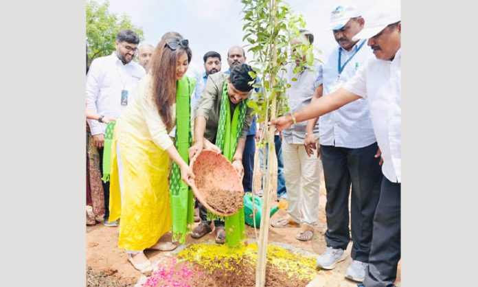 Shreya Ghoshal planted a sapling in the Green India Challenge