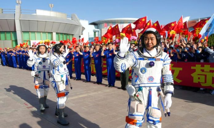 China Sends 3 Astronauts to Space Center