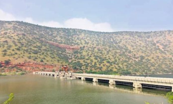 Boat capsizes in Avuku Reservoir