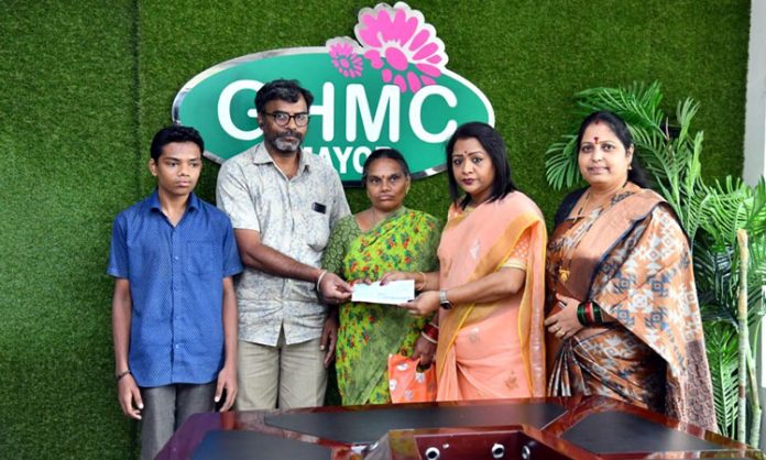 Mayor Gadwal Vijayalakshmi gives rs 2 lakh exgratia to kid monica's parents
