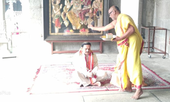 mlc chinnapareddy visited yadadri temple