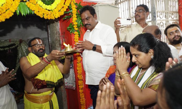 mlc kavitha visited kondagattu temple