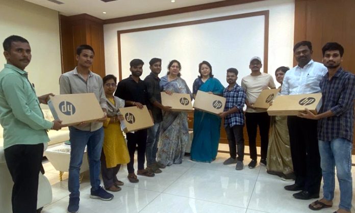 Satyavathi Rathod gives laptops to Gurukul Students at Secretariat