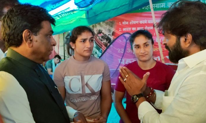 Srinivas Goud meets Wrestlers in Delhi