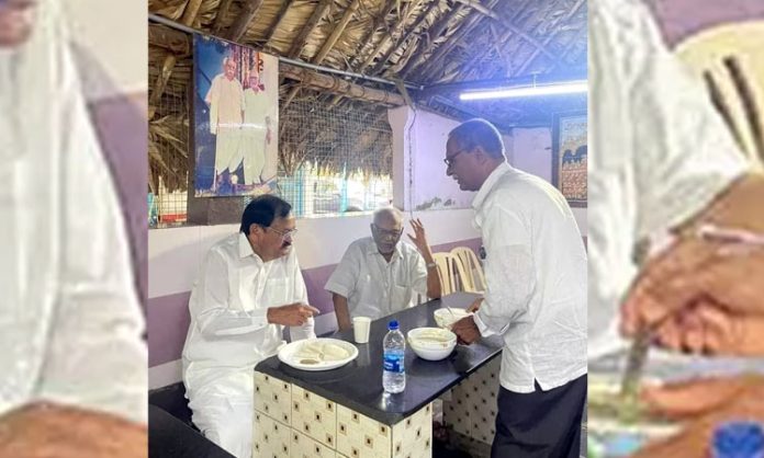 Venkaiah Naidu enjoy paka hotel Idli in Vijayawada