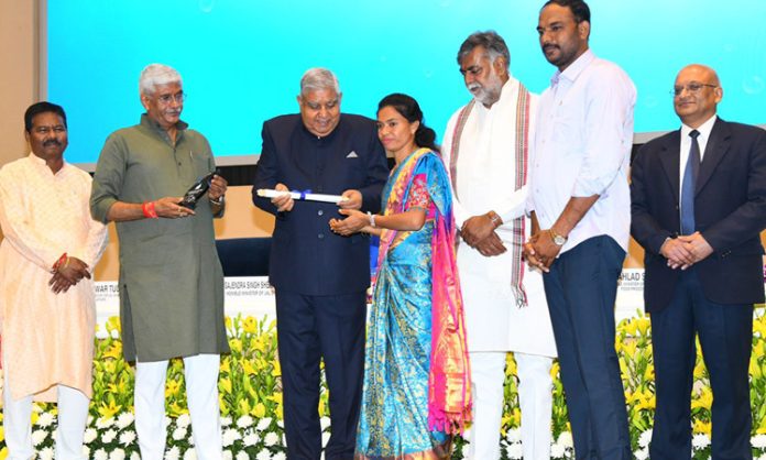 Jagannathapuram Sarpanch Bhavani received National Water Award