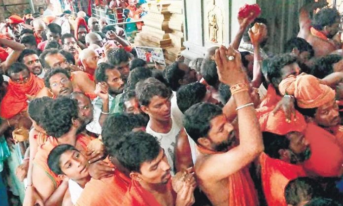 Crowd of devotees in kondagattu Anjanna temple
