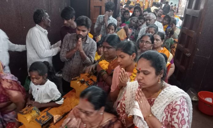 Heavy devotees crowd in basara temple