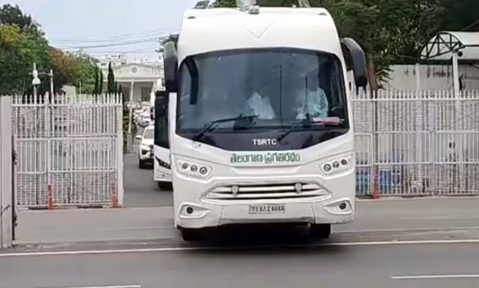 CM KCR leave for Maharashtra with huge convoy