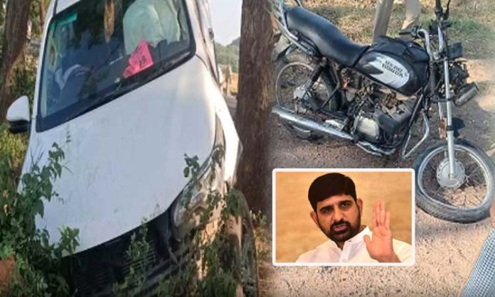 Kaushik reddy escaped from road accident