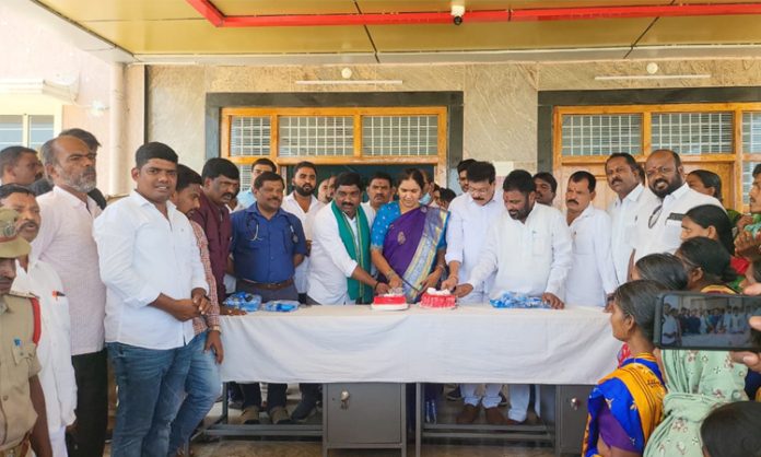 Minister Harish birthday celebrations at Medak MCH Hospital