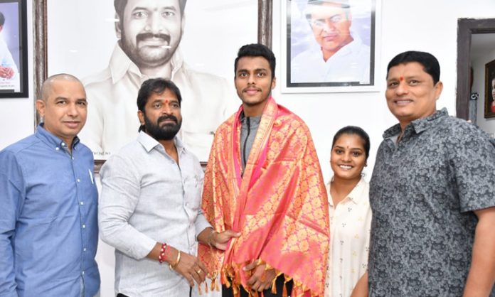 Srinivas-Goud-congratulated Badminton player