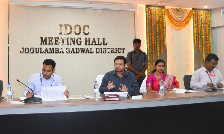 వేరుశనగ, పత్తి, మిర్చి రుణాలను అందజేయాలి