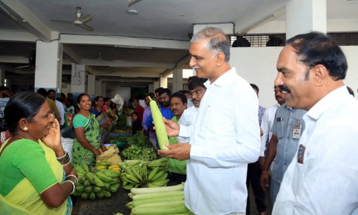 Harish Rao Inspects Siddipet Rythu Bazar