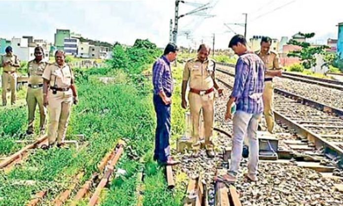 Railway signal vandalized for girlfriend
