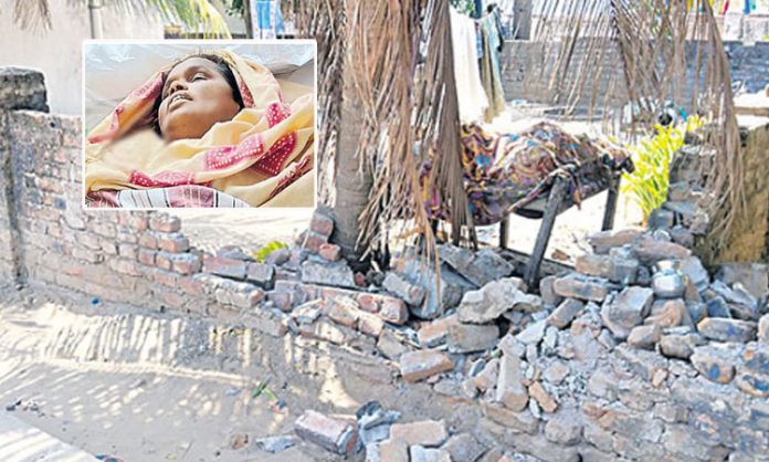 Tractor collided Anganwadi teacher