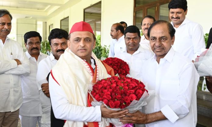 Akhilesh met CM KCR