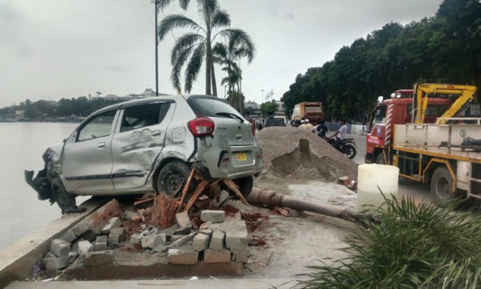 Car accident in Hussain Sagar hyderabad