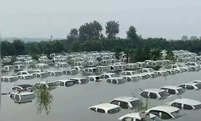 Cars submerged hindon river floods