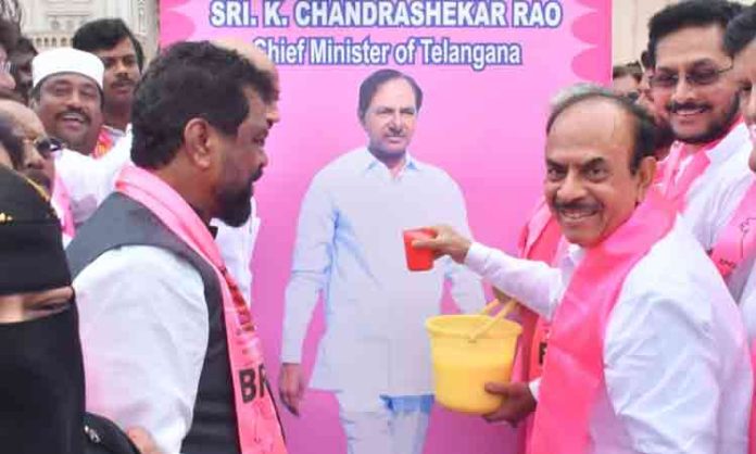 Minorities Paalabhisheka to CM KCR's portrait at Charminar