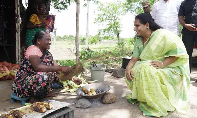 Kavitha chitchat with Narsamma who sells Corn Cobs