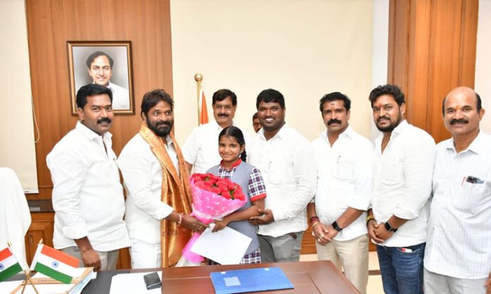 Minister srinivas goud congratulates Archer Akshita