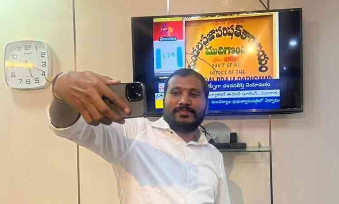 Put a selfie with Telangana Drohulu: Doodimetla Balaraju